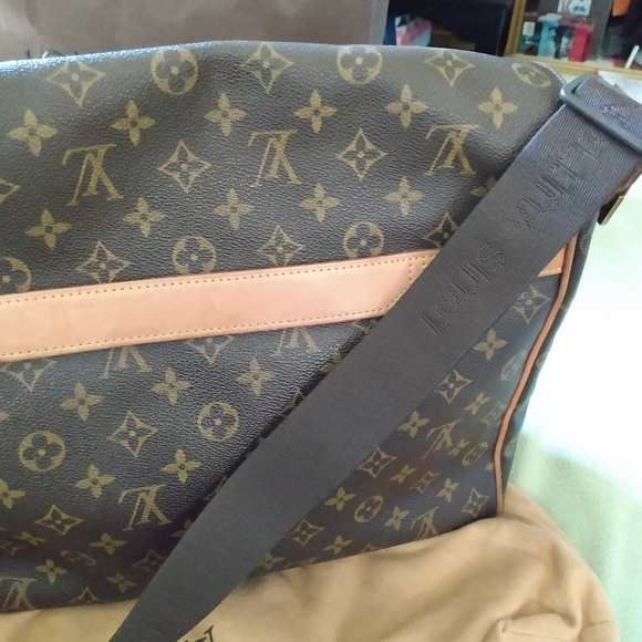 Louis Vuitton (Authentic) Messenger Bag - Picture 4 of 12